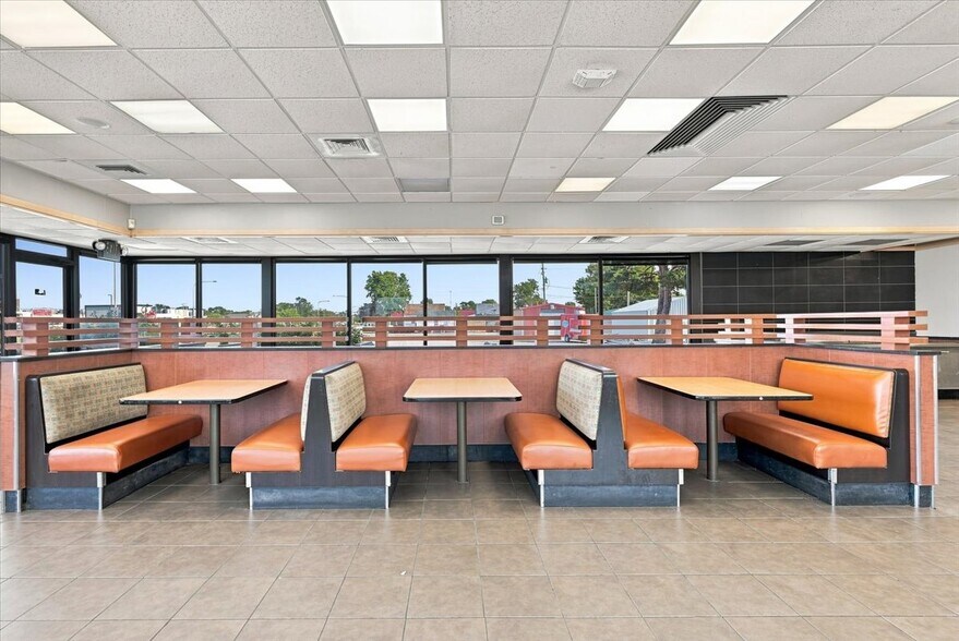 More Photos Of 1410 N Broadway St, Red Oak Fast Food For Lease