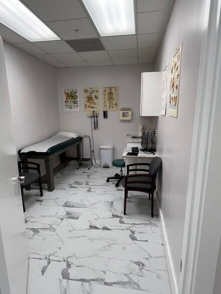 More Photos Of 14 Oak Forest Rd, Bluffton Medical For Sale