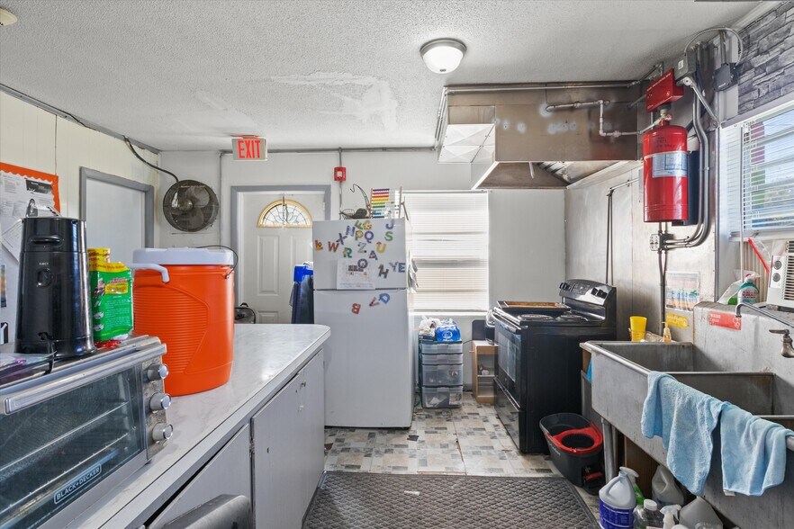 More Photos Of 327 S Adams St, Quincy Daycare Center For Sale