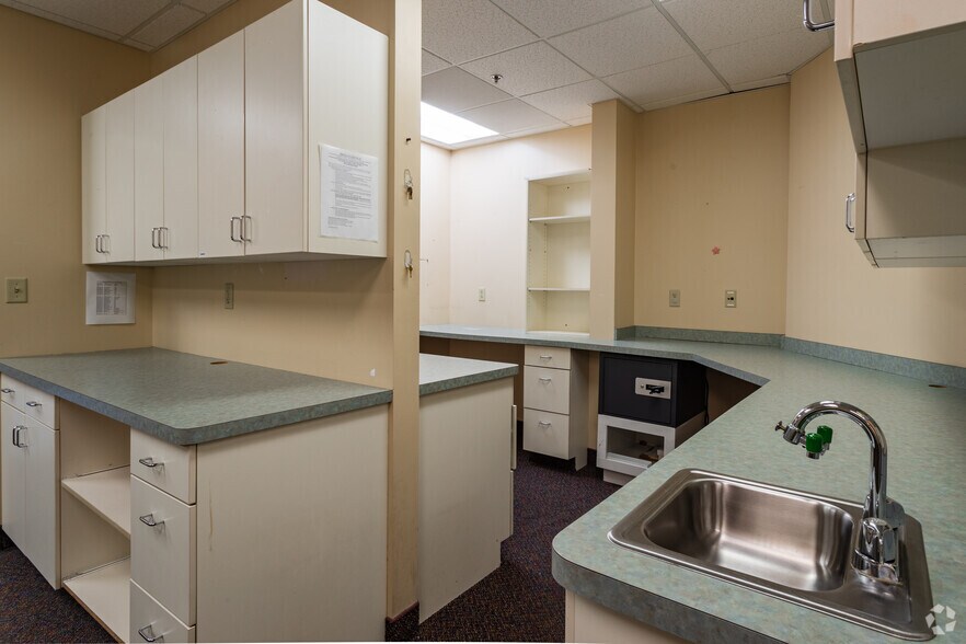 More Photos Of 6 Buttrick Rd, Londonderry Medical For Sale