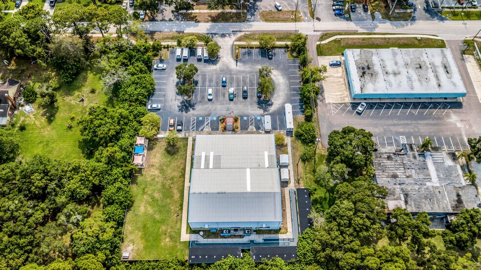 More Photos Of 7633 131st St, Seminole Freestanding For Lease