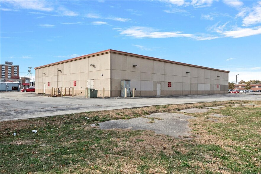 More Photos Of 920 E North Grand Ave, Springfield Freestanding For Lease