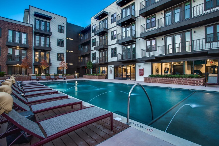 More Photos Of 195 W Davis St, Dallas Apartments For Lease