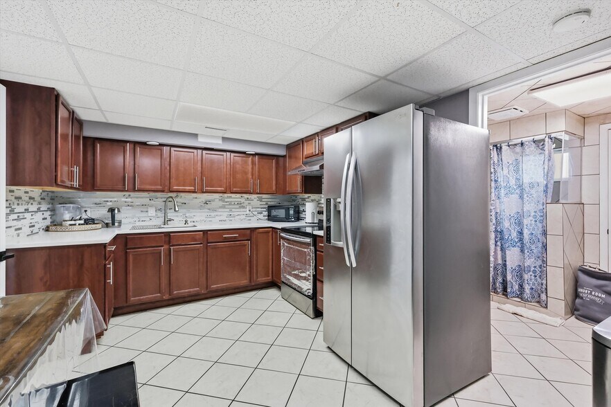 More Photos Of 7511 Leavenworth Rd, Kansas City Auto Repair For Sale