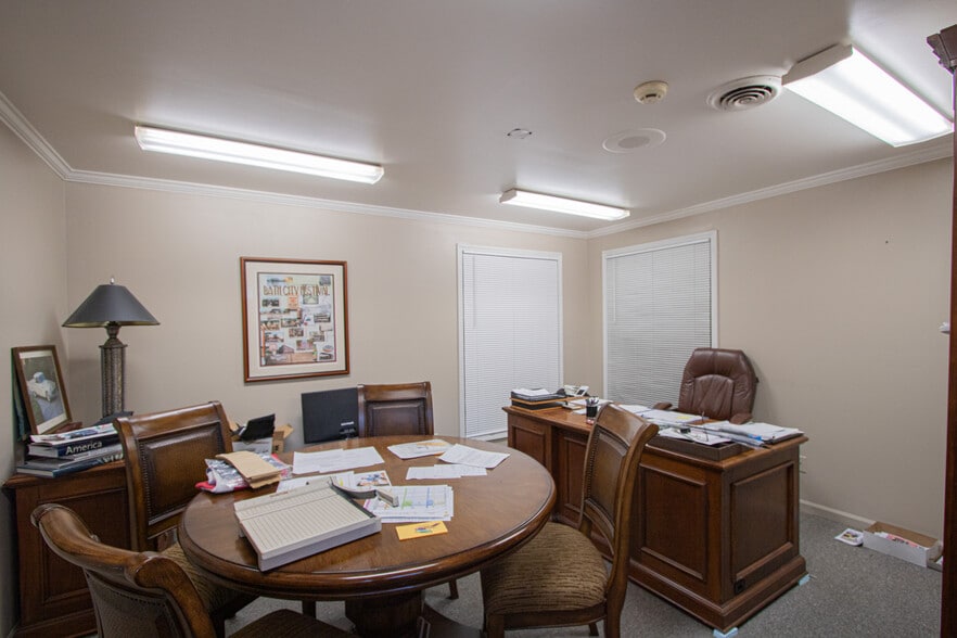 More Photos Of 104 Macomb Pl, Mount Clemens Restaurant For Sale