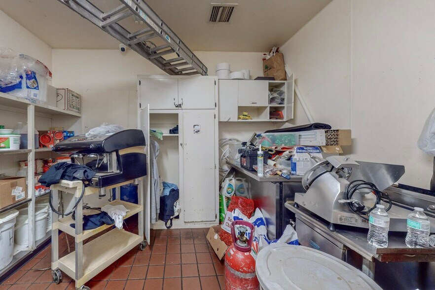 More Photos Of 2130-2301 Chelwood Park Blvd NE, Albuquerque Fast Food For Lease