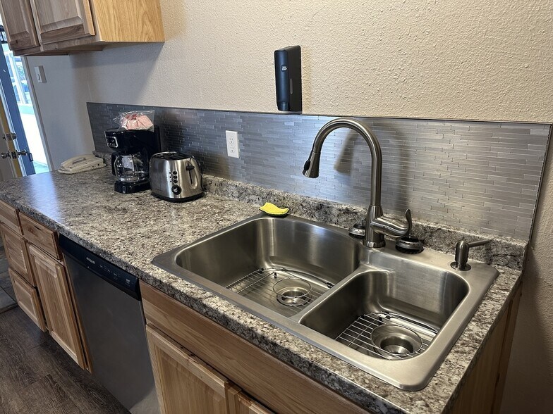 More Photos Of 126 Spruce St E, Ilwaco Hospitality For Sale