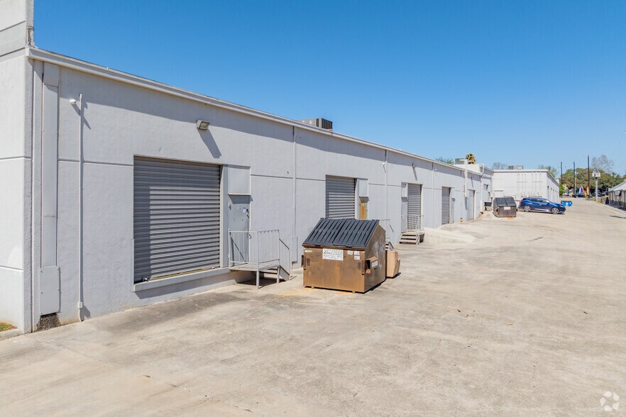 More Photos Of 8666 Huebner Rd, San Antonio Light Manufacturing For Lease