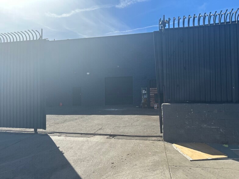 More Photos Of 220 W 21st St, Los Angeles Warehouse For Lease