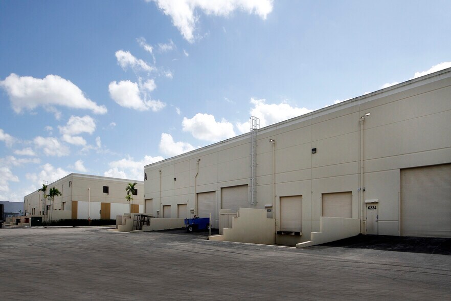 More Photos Of 6250-6270 N Hiatus Rd, Tamarac Unknown For Lease