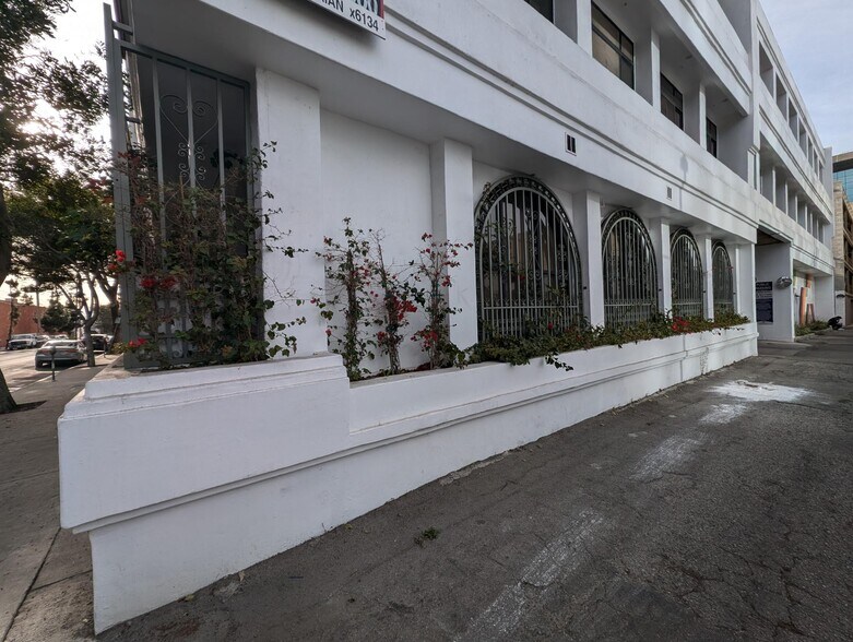 More Photos Of 2211 Corinth Ave, Los Angeles Medical For Lease