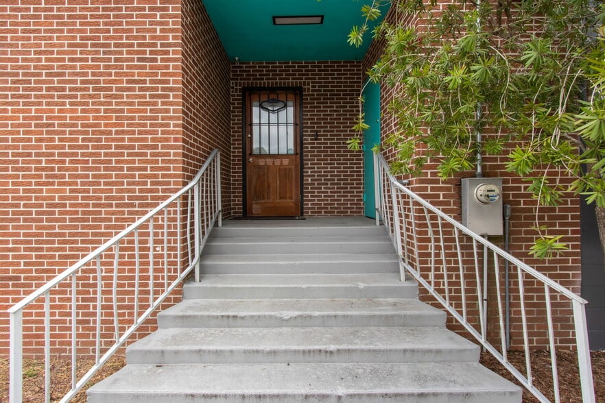 More Photos Of 30 Barber Rd, Macclenny Showroom For Sale