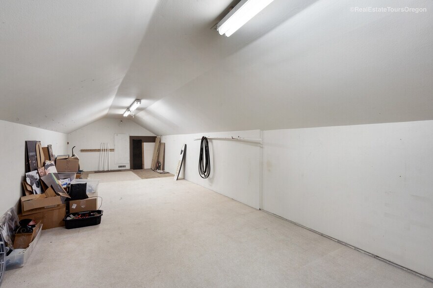 More Photos Of 10791 Oak St NE, Donald Showroom For Sale