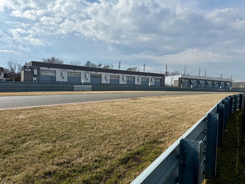 More Photos Of 161 W Speed Way, Pontiac Parking Garage For Sale