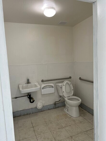 More Photos Of 468-480 E San Bernardino Rd, Covina Freestanding For Lease