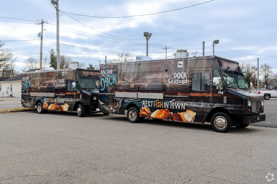 More Photos Of 199 E Hwy 60, Pekin Bar For Sale