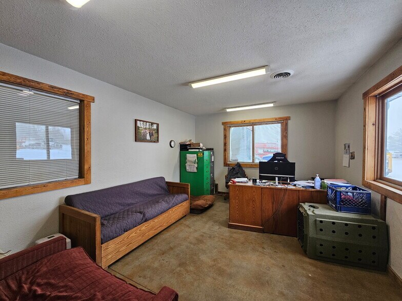 More Photos Of 1117 2nd Ave, Bingham Lake Industrial For Lease