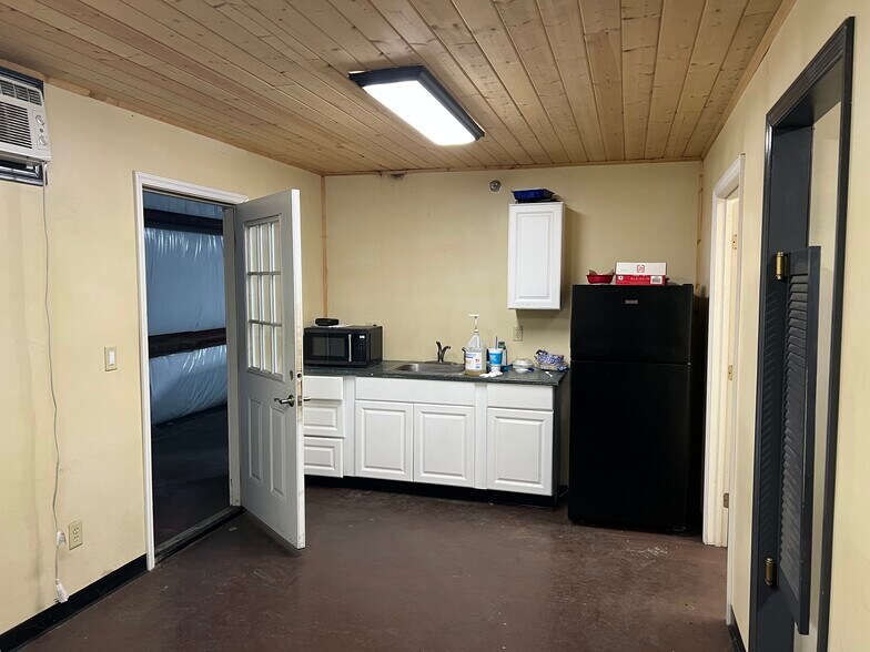 More Photos Of 110 W 34th St, Chattanooga Warehouse For Sale