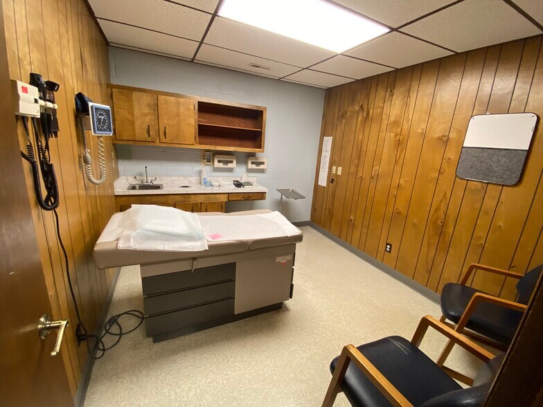 More Photos Of 404 W Rolla Rd, Salem Office For Sale