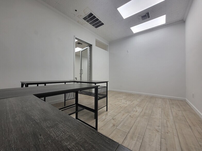 More Photos Of 4711 Oakwood Ave, Los Angeles Office For Lease