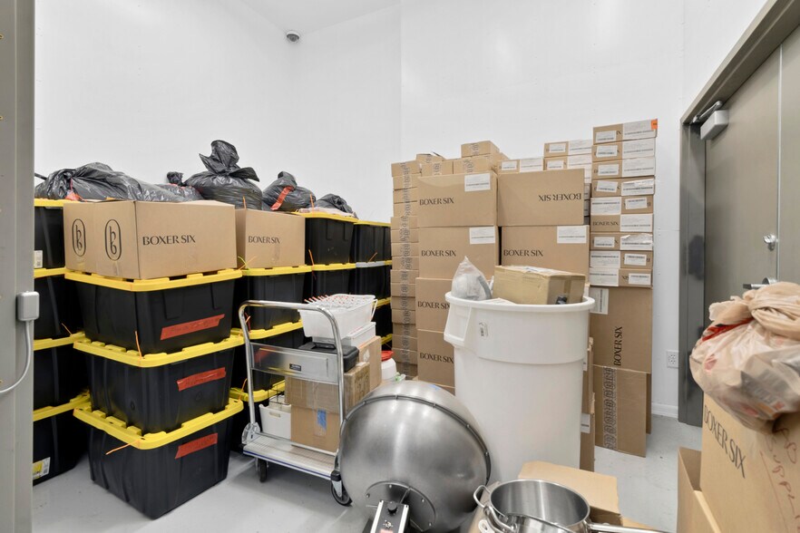 More Photos Of 991 Industrial Way, King City Warehouse For Lease