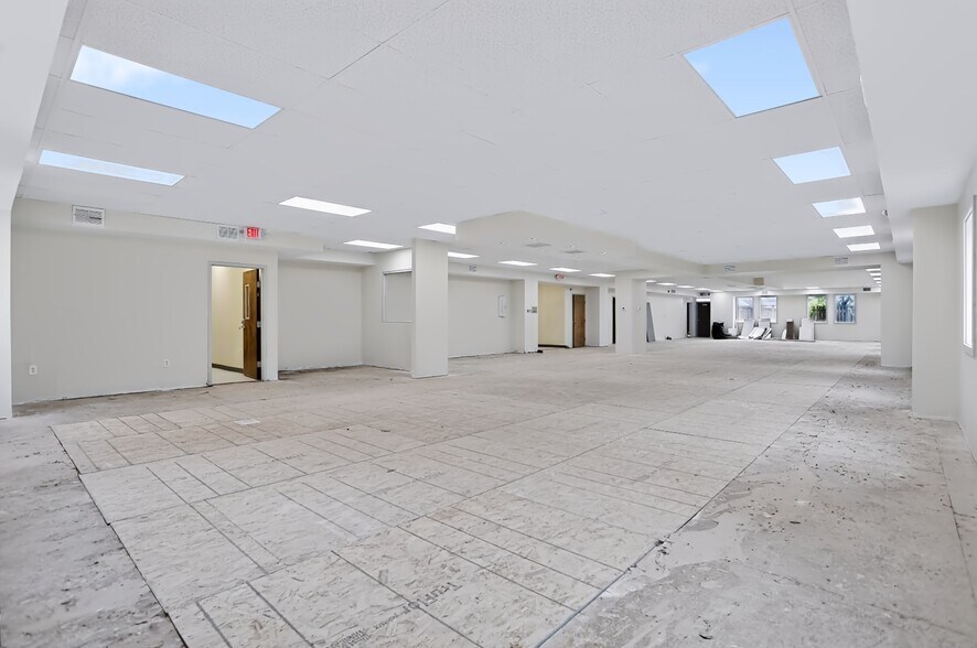 More Photos Of 6635 E 21st St, Indianapolis Office For Sale