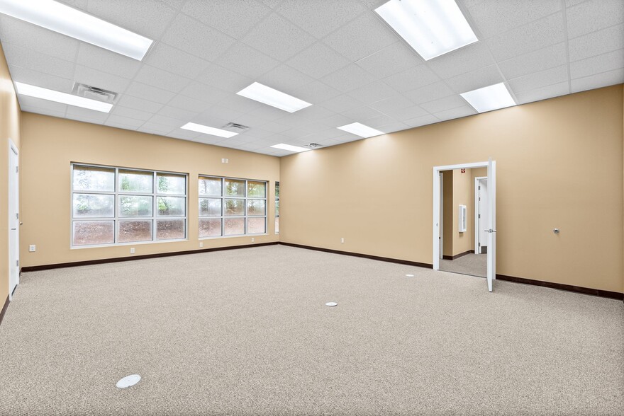 More Photos Of 2231 Stokes Rd, Clarksville Storefront Retail Office For Lease