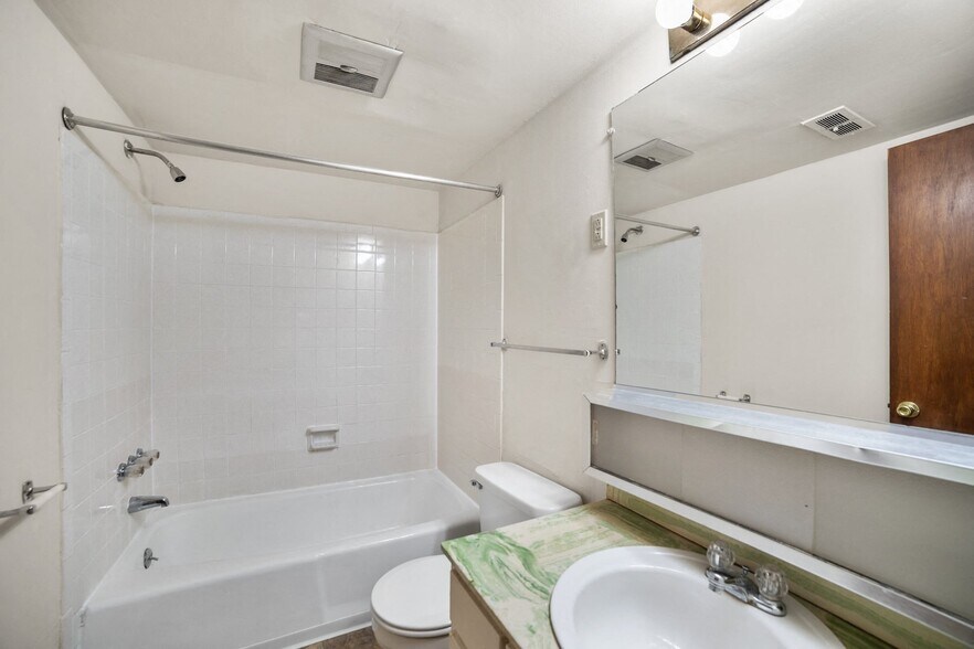More Photos Of 2111 W Frederick Dr, Marion Apartments For Sale