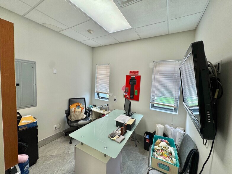 More Photos Of 19 Suffolk St, Freeport Office For Sale
