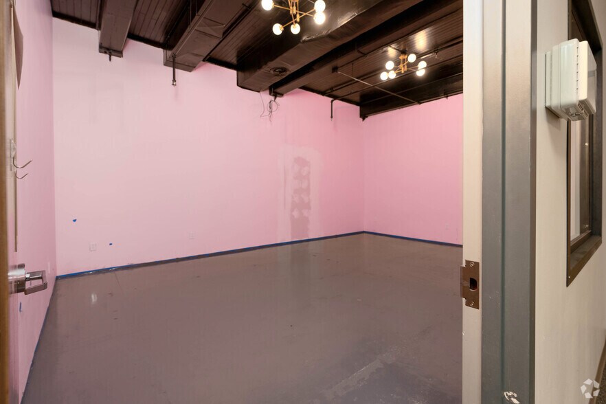 More Photos Of 4 Open Square Way, Holyoke Showroom For Lease