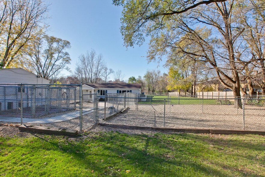 More Photos Of 4403 S Roberts Rd, Island Lake Veterinarian Kennel For Sale