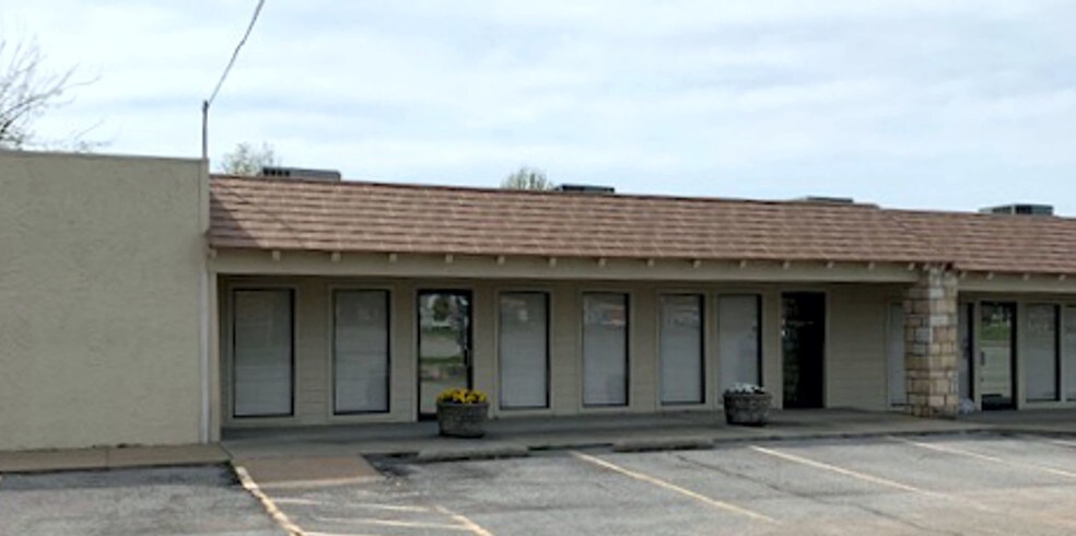 More Photos Of 400 S Elm Plz, Broken Arrow Freestanding For Lease