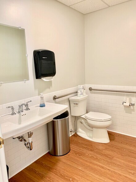 More Photos Of 1 Oak Ridge Rd, West Lebanon Office For Lease