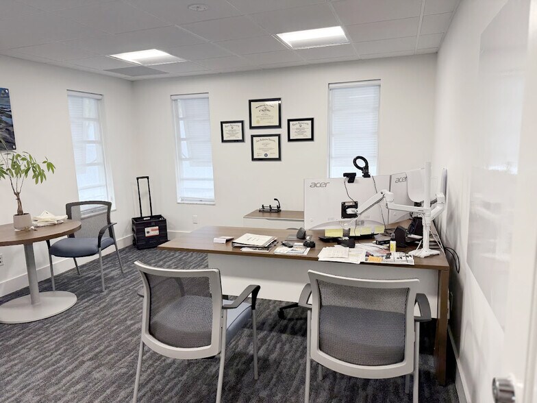 More Photos Of 1570 Shadowlawn Dr, Naples Office For Lease