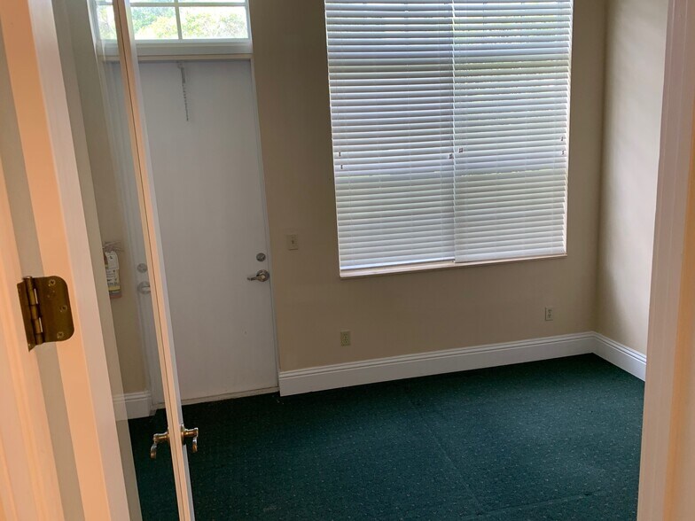 More Photos Of 1935 Commerce Ln, Jupiter Office For Lease