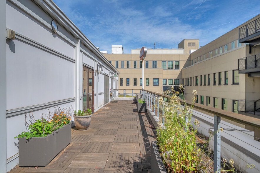 More Photos Of 75 NW Couch St, Portland Medical For Lease