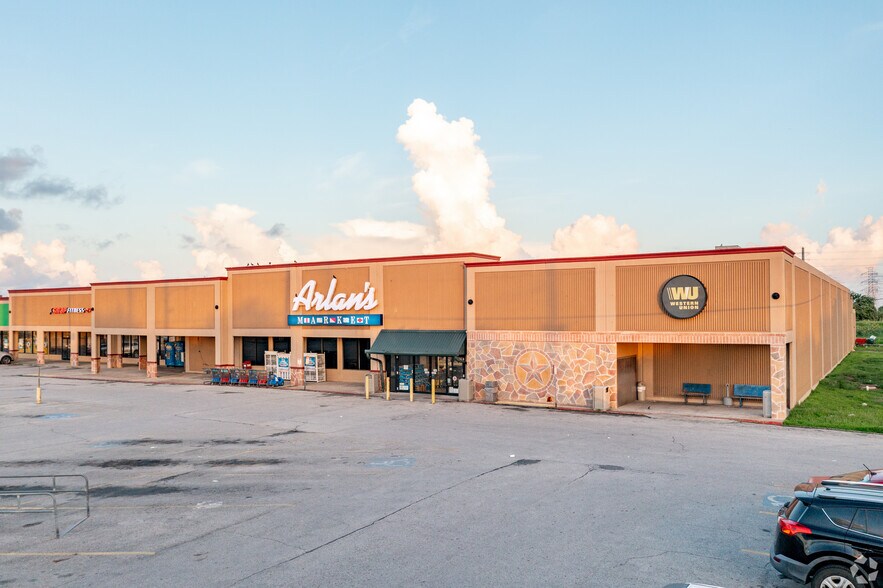 More Photos Of 301-327 S Brazosport Blvd, Freeport Storefront For Lease