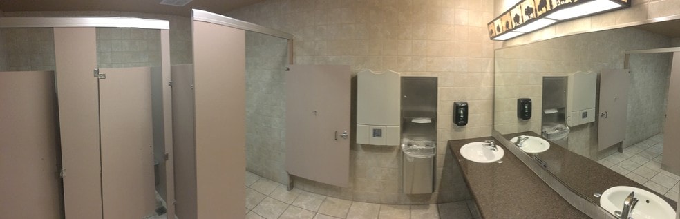 More Photos Of 2400 N Town Center Dr, Washington Restaurant For Sale