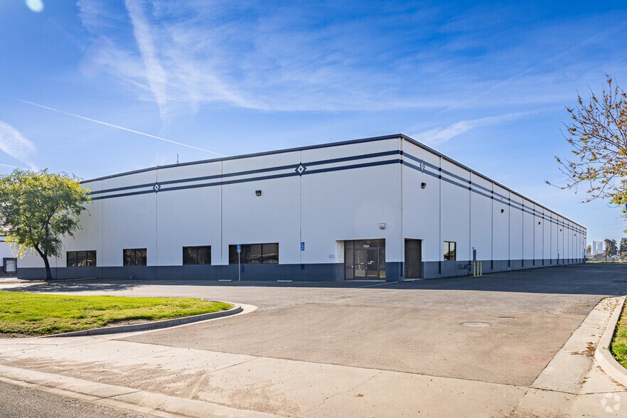 More Photos Of 7101 W Doe Ave, Visalia Warehouse For Lease
