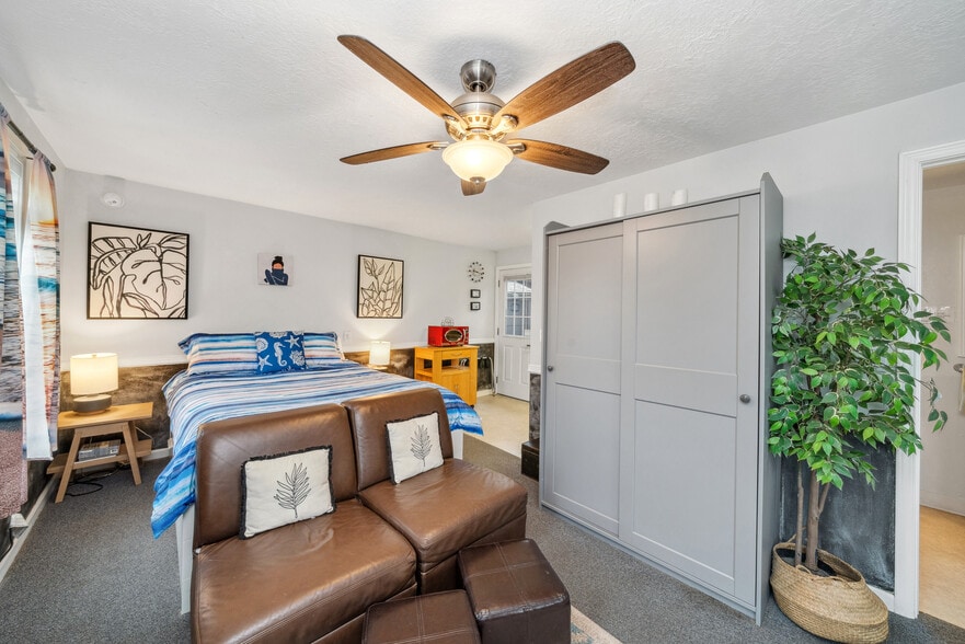 More Photos Of 105 S 6th Ave, Rockaway Beach Hotel For Sale