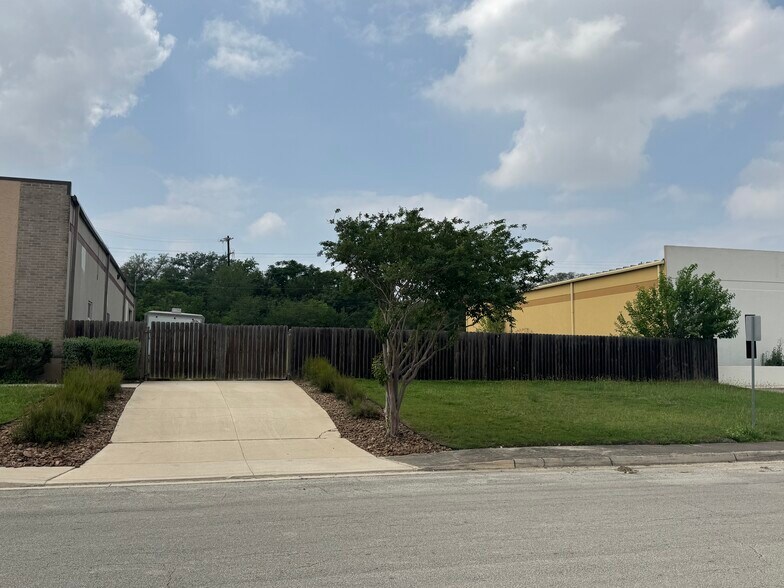 More Photos Of 16131 College Oak Dr, San Antonio Warehouse For Lease