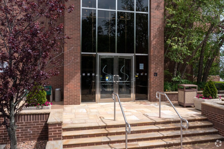 More Photos Of 2 Seaview Blvd, Port Washington Office For Lease