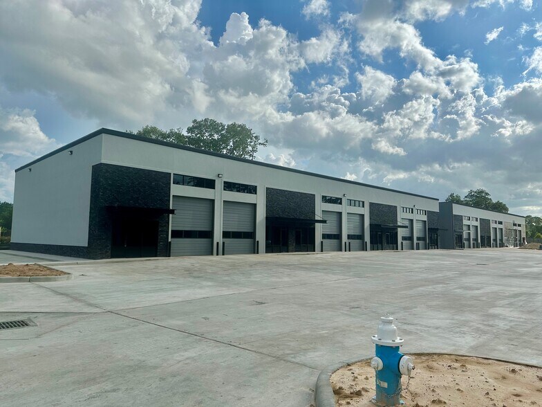 More Photos Of 23637 Gosling Rd, Spring Showroom For Lease