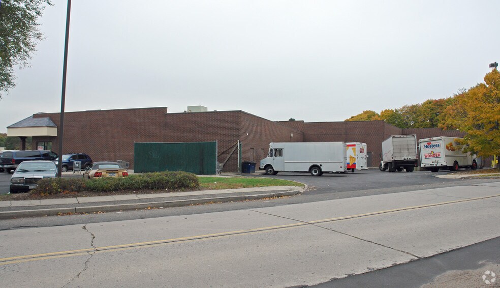 More Photos Of 395 Fort Salonga Rd, Northport Freestanding For Lease