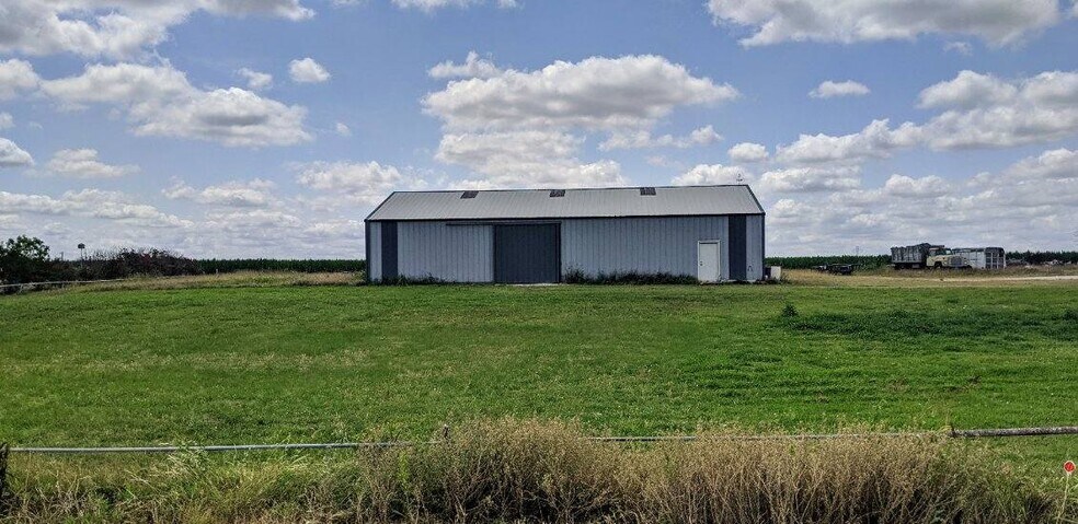 More Photos Of 377 Partnership Rd, Seguin Warehouse For Lease