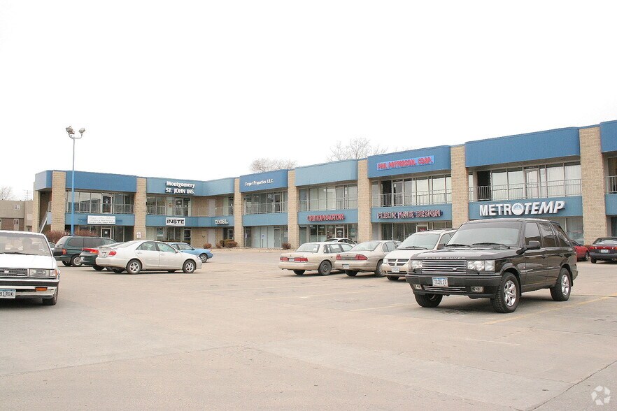 More Photos Of 4214 Fleur Dr, Des Moines General Retail For Lease