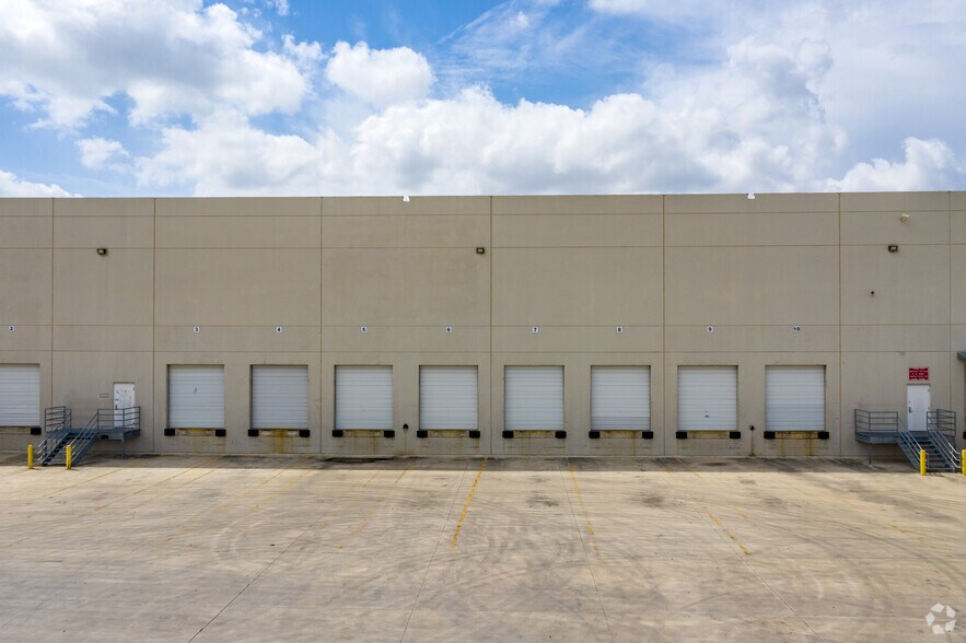 More Photos Of 8562 NE Loop 410, San Antonio Unknown For Lease