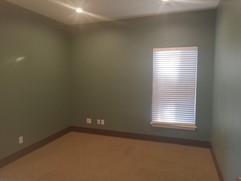 More Photos Of 2702 Calloway Rd, Tyler Office For Lease