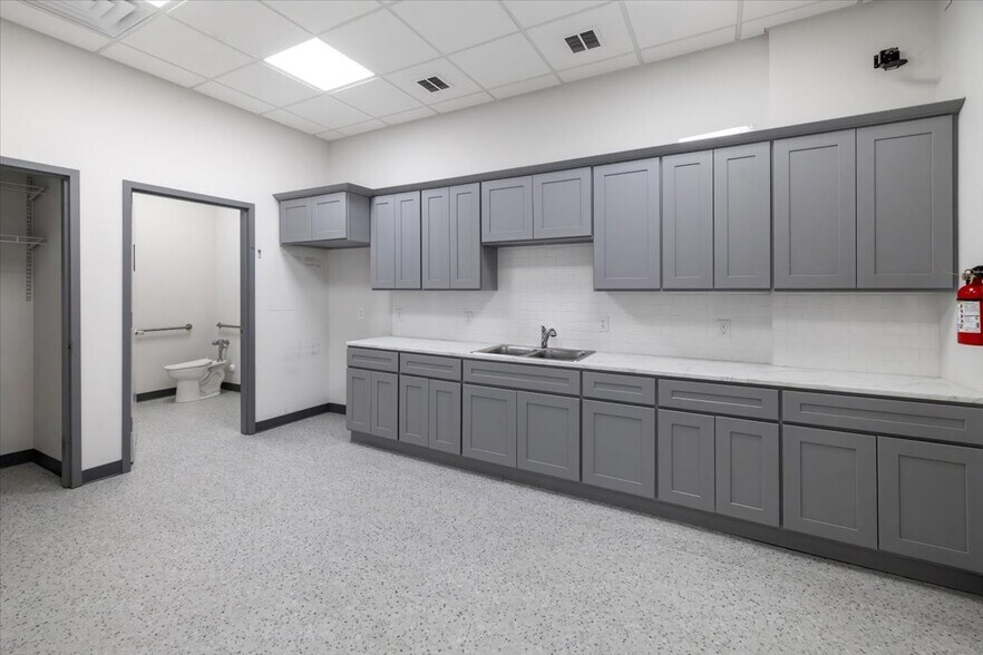 More Photos Of 746-748 Tonnele Ave, Jersey City Storefront Retail Office For Lease