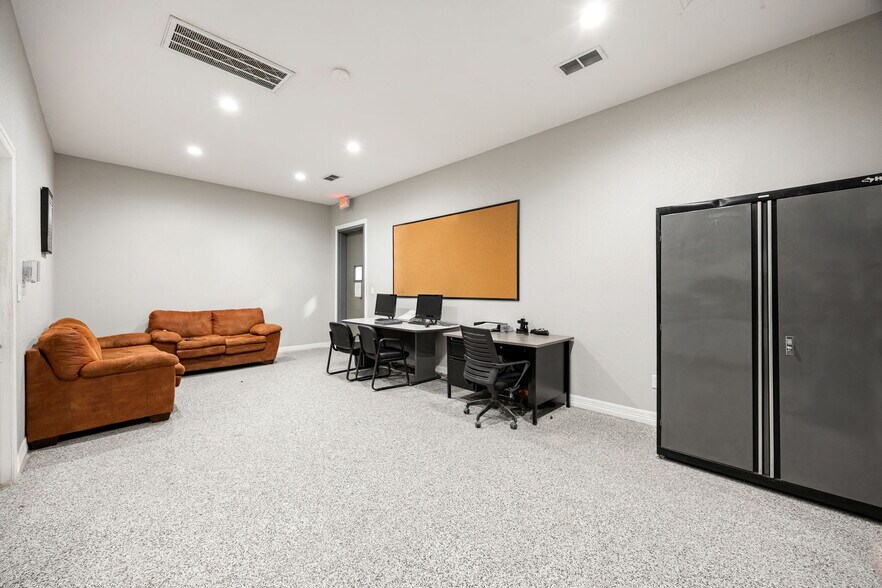 More Photos Of 15720 Garrett Rd, Houston Industrial For Sale